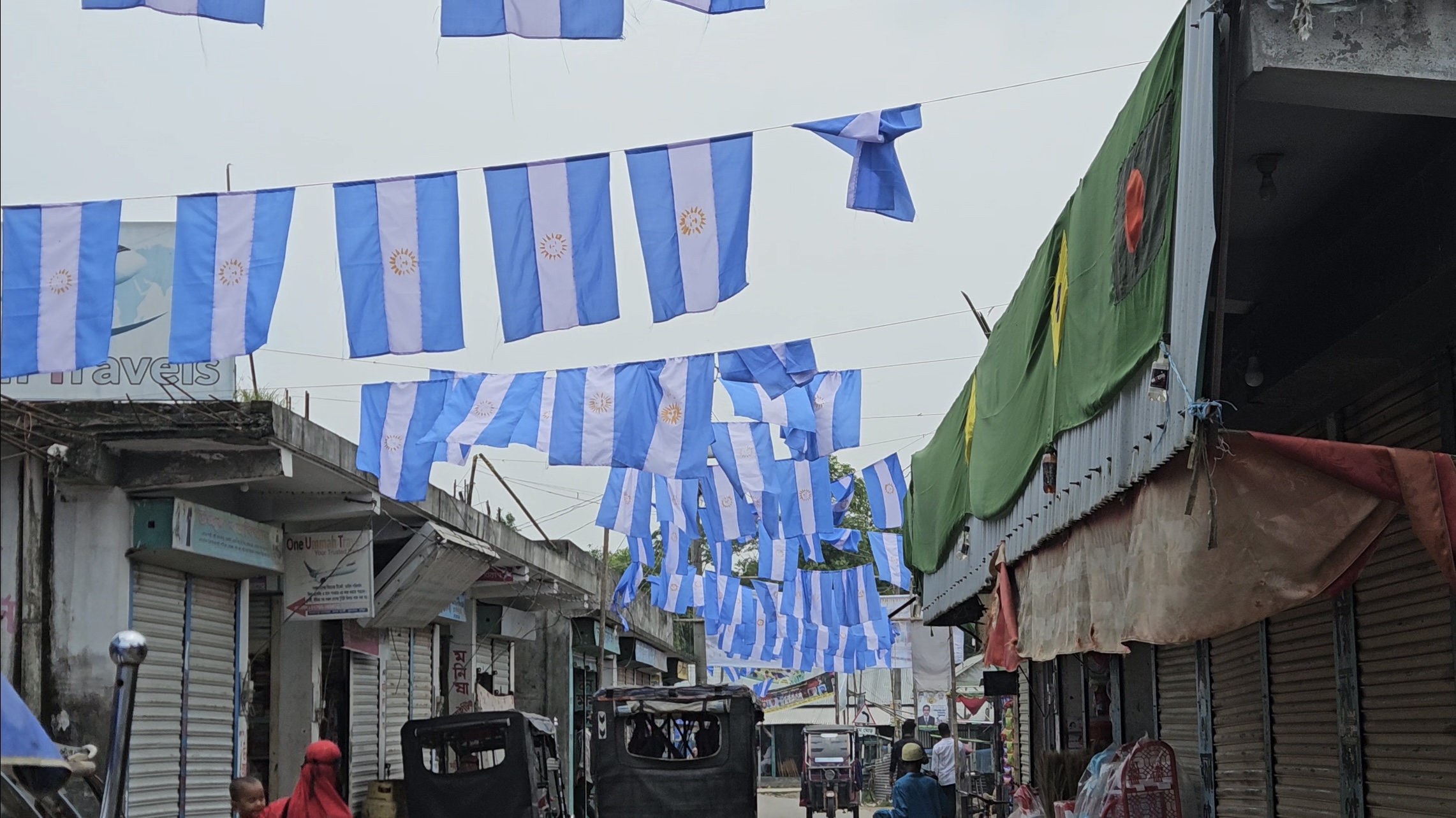 এক কিলোমিটারজুড়ে আর্জেন্টিনার পতাকা, দর্শনার্থীদের ভিড়ে প্রাণ ফিরেছে কোবানপুর বাজার