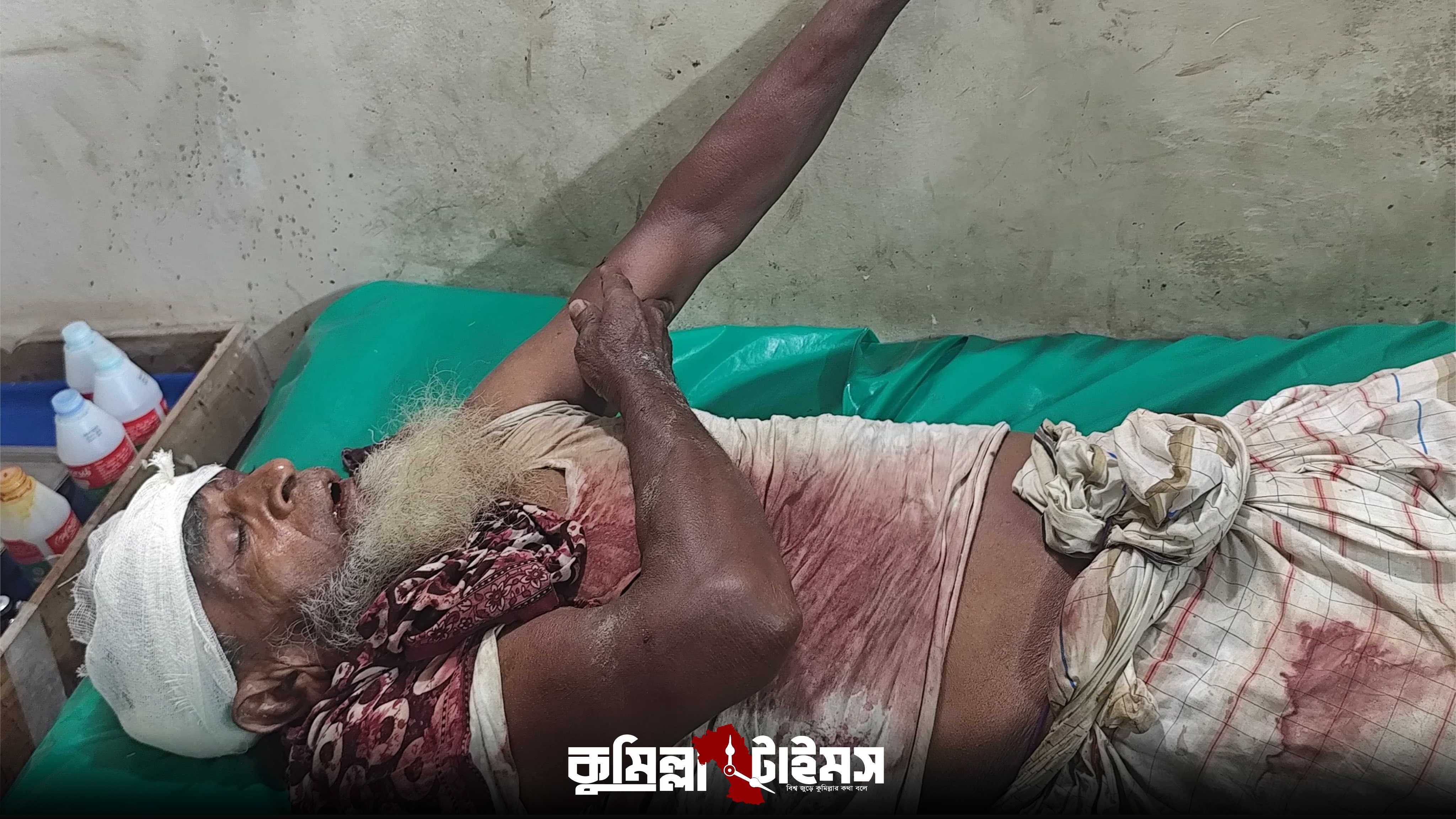 পুকুরের জমি নিয়ে বিরোধের জেরে প্রবাসীর বাড়িতে হামলার অভিযোগ, বৃদ্ধ বাবা-মা সহ আহত ৫