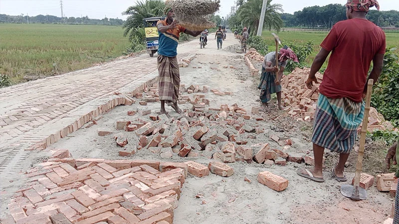 পাকা সড়ক খুঁড়ে করা হচ্ছে ইটের সলিং